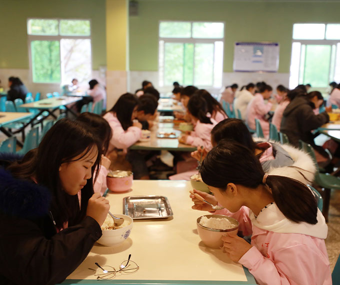 现代化的学校餐厅